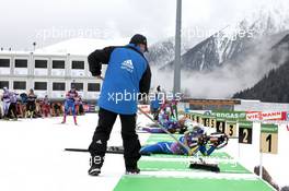 19.01.2011, Antholz, Italy (ITA): Biathlon Feature: Track marshall cleans the shooting range - IBU world cup biathlon, training, Antholz (ITA). www.xpb.cc. © Manzoni/xpb.cc. Every downloaded picture is fee-liable.