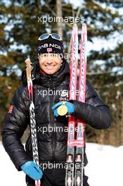 03.03.2011, Khanty-Mansiysk, Russia (RUS): Ole Einar Bjoerndalen (NOR), Madshus, Rottefella, Odlo - IBU world championships biathlon, medals, Khanty-Mansiysk (RUS). www.xpb.cc. © Manzoni/xpb.cc. Every downloaded picture is fee-liable.