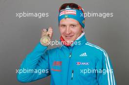 18.03.2011, Khanty-Mansiysk, Russia (RUS): Serhiy Semenov (UKR), Fischer, Rottefella, Alpina, Swix - IBU world championships biathlon, medals, Khanty-Mansiysk (RUS). www.xpb.cc. © Manzoni/xpb.cc. Every downloaded picture is fee-liable.