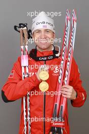 18.03.2011, Khanty-Mansiysk, Russia (RUS): Ole Einar Bjoerndalen (NOR), Madshus, Rottefella, Odlo - IBU world championships biathlon, medals, Khanty-Mansiysk (RUS). www.xpb.cc. © Manzoni/xpb.cc. Every downloaded picture is fee-liable.