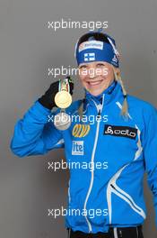 18.03.2011, Khanty-Mansiysk, Russia (RUS): Kaisa Maekaeraeinen (FIN), Fischer, Rottefella, Leki, Odlo - IBU world championships biathlon, medals, Khanty-Mansiysk (RUS). www.xpb.cc. © Manzoni/xpb.cc. Every downloaded picture is fee-liable.