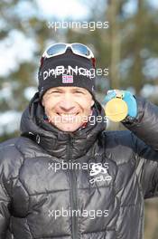 03.03.2011, Khanty-Mansiysk, Russia (RUS): Ole Einar Bjoerndalen (NOR), Madshus, Rottefella, Odlo - IBU world championships biathlon, medals, Khanty-Mansiysk (RUS). www.xpb.cc. © Manzoni/xpb.cc. Every downloaded picture is fee-liable.