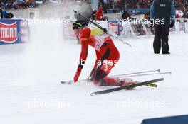 06.03.2011, Khanty-Mansiysk, Russia (RUS): Tarjei Boe (NOR), Fischer, Rottefella, Swix, ODLO falls down at the shooting range - IBU world championships biathlon, pursuit men, Khanty-Mansiysk (RUS). www.xpb.cc. © Manzoni/xpb.cc. Every downloaded picture is fee-liable.