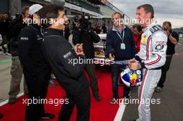 18.06.2011 Klettwitz, Germany,  Bruno Spengler (CAN), Team HWA AMG Mercedes and David Coulthard (GBR), Muecke Motorsport share a laugh