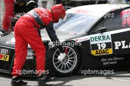 02.07.2011 Nürnberg, Germany,  Edoardo Mortara (ITA), Audi Sport Team Rosberg, Audi A4 DTM, Mechanics are coolings the breakes