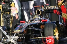 27.03.2011 Melbourne, Australia,  Nick Heidfeld (GER), Lotus Renault GP pit stop - Formula 1 World Championship, Rd 01, Australian Grand Prix, Sunday Race