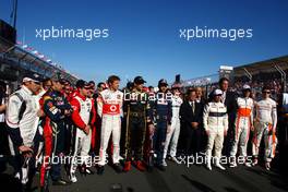 27.03.2011 Melbourne, Australia,  All the drivers on the grid pay tribute to Japan - Formula 1 World Championship, Rd 01, Australian Grand Prix, Sunday Race
