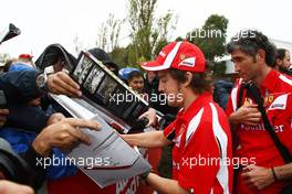 24.03.2011 Melbourne, Australia,  Fernando Alonso (ESP), Scuderia Ferrari signs an autograph - Formula 1 World Championship, Rd 01, Australian Grand Prix, Thursday