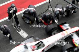11.03.2011 Barcelona, Spain,  Sauber F1 Team mechanic - Formula 1 Testing - Formula 1 World Championship