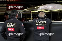 08.03.2011 Barcelona, Spain,  Lotus Renault GP mechanics - Formula 1 Testing - Formula 1 World Championship