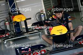25.11.2011 Interlargos, Brazil,  Red Bull Racing mechanic  - Formula 1 World Championship, Rd 19, Brazilian Grand Prix, Friday Practice