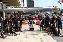 25.11.2011 Sao Paulo, Brazil, The Red Bull team await for a pit stop  - Formula 1 World Championship, Rd 19, Brazilian Grand Prix, Friday Practice