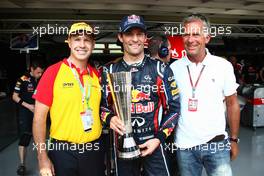 25.11.2011 Sao Paulo, Brazil, Mark Webber (AUS), Red Bull Racing wins the DHL fastest lap trophy award  - Formula 1 World Championship, Rd 19, Brazilian Grand Prix, Friday Practice