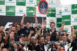 27.11.2011 Interlargos, Brazil,  Sebastian Vettel (GER), Red Bull Racing and Mark Webber (AUS), Red Bull Racing  - Formula 1 World Championship, Rd 19, Brazilian Grand Prix, Sunday Podium
