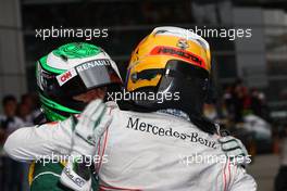 17.04.2011 Shanghai, China,  Lewis Hamilton (GBR), McLaren Mercedes and Heikki Kovalainen (FIN), Team Lotus  - Formula 1 World Championship, Rd 03, Chinese Grand Prix, Sunday Podium