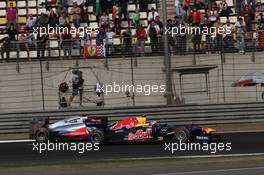 17.04.2011 Shanghai, China,  Sebastian Vettel (GER), Red Bull Racing and Jenson Button (GBR), McLaren Mercedes  - Formula 1 World Championship, Rd 03, Chinese Grand Prix, Sunday Race