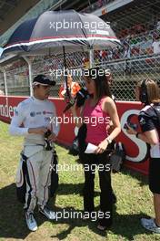 22.05.2011 Barcelona, Spain,  Pastor Maldonado (VEN), Williams F1 Team and Marion Jolles (FRA), French TV TF1 - Formula 1 World Championship, Rd 05, Spainish Grand Prix, Sunday Pre-Race Grid