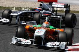 22.05.2011 Barcelona, Spain,  Adrian Sutil (GER), Force India F1 Team, VJM-04 leads Rubens Barrichello (BRA), AT&T Williams, FW33 - Formula 1 World Championship, Rd 05, Spainish Grand Prix, Sunday Race