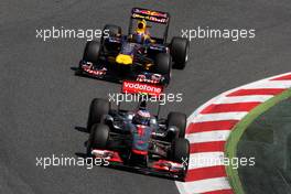 22.05.2011 Barcelona, Spain,  Jenson Button (GBR), McLaren Mercedes leads Mark Webber (AUS), Red Bull Racing - Formula 1 World Championship, Rd 05, Spainish Grand Prix, Sunday Race