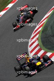 22.05.2011 Barcelona, Spain,  Mark Webber (AUS), Red Bull Racing leads Lewis Hamilton (GBR), McLaren Mercedes - Formula 1 World Championship, Rd 05, Spainish Grand Prix, Sunday Race