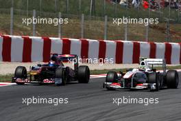 22.05.2011 Barcelona, Spain,  Sébastien Buemi (SUI), Scuderia Toro Rosso, Sergio Pérez (MEX), Sauber F1 Team - Formula 1 World Championship, Rd 05, Spainish Grand Prix, Sunday Race