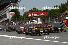 22.05.2011 Barcelona, Spain,  Mark Webber (AUS), Red Bull Racing leads the start of the race - Formula 1 World Championship, Rd 05, Spainish Grand Prix, Sunday Race