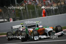 22.05.2011 Barcelona, Spain,  Paul di Resta (GBR), Force India F1 Team leads Sergio Pérez (MEX), Sauber F1 Team - Formula 1 World Championship, Rd 05, Spainish Grand Prix, Sunday Race