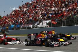 22.05.2011 Barcelona, Spain,  Mark Webber (AUS), Red Bull Racing leads the start of the race - Formula 1 World Championship, Rd 05, Spainish Grand Prix, Sunday Race