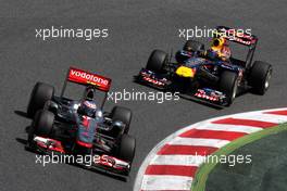 22.05.2011 Barcelona, Spain,  Jenson Button (GBR), McLaren Mercedes leads Mark Webber (AUS), Red Bull Racing - Formula 1 World Championship, Rd 05, Spainish Grand Prix, Sunday Race