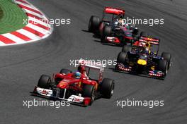 22.05.2011 Barcelona, Spain,  Fernando Alonso (ESP), Scuderia Ferrari leads Sebastian Vettel (GER), Red Bull Racing and Lewis Hamilton (GBR), McLaren Mercedes - Formula 1 World Championship, Rd 05, Spainish Grand Prix, Sunday Race