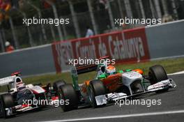 22.05.2011 Barcelona, Spain,  Adrian Sutil (GER), Force India F1 Team leads Kamui Kobayashi (JAP), Sauber F1 Team - Formula 1 World Championship, Rd 05, Spainish Grand Prix, Sunday Race