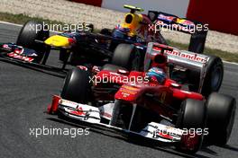 22.05.2011 Barcelona, Spain,  Fernando Alonso (ESP), Scuderia Ferrari leads Mark Webber (AUS), Red Bull Racing - Formula 1 World Championship, Rd 05, Spainish Grand Prix, Sunday Race