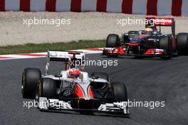 22.05.2011 Barcelona, Spain,  Narain Karthikeyan (IND), Hispania Racing F1 Team, HRT, Lewis Hamilton (GBR), McLaren Mercedes - Formula 1 World Championship, Rd 05, Spainish Grand Prix, Sunday Race