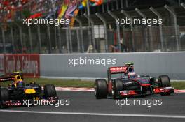 22.05.2011 Barcelona, Spain,  Mark Webber (AUS), Red Bull Racing and Jenson Button (GBR), McLaren Mercedes - Formula 1 World Championship, Rd 05, Spainish Grand Prix, Sunday Race