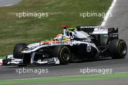 22.05.2011 Barcelona, Spain,  Pastor Maldonado (VEN), Williams F1 Team and Adrian Sutil (GER), Force India  - Formula 1 World Championship, Rd 05, Spainish Grand Prix, Sunday Race