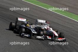 22.05.2011 Barcelona, Spain,  Pastor Maldonado (VEN), AT&T Williams leads Kamui Kobayashi (JAP), Sauber F1 Team - Formula 1 World Championship, Rd 05, Spainish Grand Prix, Sunday Race