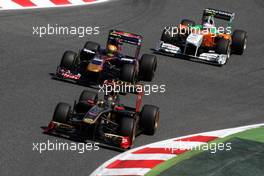 22.05.2011 Barcelona, Spain,  Nick Heidfeld (GER), Lotus Renault GP leads Jaime Alguersuari (ESP), Scuderia Toro Rosso - Formula 1 World Championship, Rd 05, Spainish Grand Prix, Sunday Race