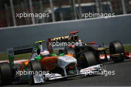 22.05.2011 Barcelona, Spain,  Paul di Resta (GBR), Force India F1 Team and Nick Heidfeld (GER), Lotus Renault GP - Formula 1 World Championship, Rd 05, Spainish Grand Prix, Sunday Race