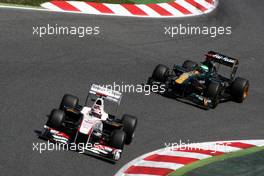 22.05.2011 Barcelona, Spain,  Kamui Kobayashi (JAP), Sauber F1 Team, C30 leads Heikki Kovalainen (FIN), Team Lotus, TL11 - Formula 1 World Championship, Rd 05, Spainish Grand Prix, Sunday Race