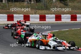 22.05.2011 Barcelona, Spain,  Adrian Sutil (GER), Force India F1 Team, VJM-04, Vitantonio Liuzzi (ITA), Hispania Racing Team, HRT - Formula 1 World Championship, Rd 05, Spainish Grand Prix, Sunday Race