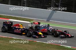 22.05.2011 Barcelona, Spain,  Jenson Button (GBR), McLaren Mercedes, MP4-26 leads Mark Webber (AUS), Red Bull Racing - Formula 1 World Championship, Rd 05, Spainish Grand Prix, Sunday Race