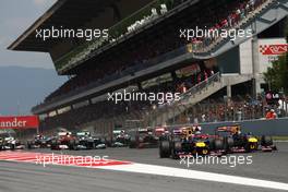 22.05.2011 Barcelona, Spain,  Mark Webber (AUS), Red Bull Racing leads the start of the race - Formula 1 World Championship, Rd 05, Spainish Grand Prix, Sunday Race