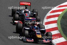 22.05.2011 Barcelona, Spain,  Sébastien Buemi (SUI), Scuderia Toro Rosso leads Jenson Button (GBR), McLaren Mercedes - Formula 1 World Championship, Rd 05, Spainish Grand Prix, Sunday Race