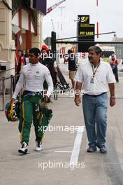 24.06.2011 Valencia, Spain,  Karun Chandhok (IND), test driver, Lotus F1 Team, Vicky Chandhok (IND) farther of Karun - Formula 1 World Championship, Rd 08, European Grand Prix, Friday Practice
