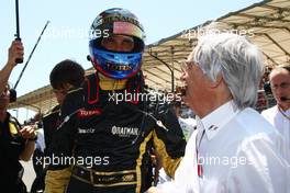 26.06.2011 Valencia, Spain,  Bernie Ecclestone (GBR) with with Vitaly Petrov (RUS), Lotus Renault GP - Formula 1 World Championship, Rd 08, European Grand Prix, Sunday Pre-Race Grid