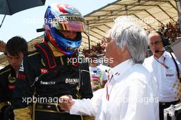 26.06.2011 Valencia, Spain,  Bernie Ecclestone (GBR) with with Vitaly Petrov (RUS), Lotus Renault GP - Formula 1 World Championship, Rd 08, European Grand Prix, Sunday Pre-Race Grid