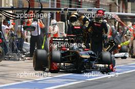 26.06.2011 Valencia, Spain,  Nick Heidfeld (GER), Lotus Renault GP pit stop - Formula 1 World Championship, Rd 08, European Grand Prix, Sunday Race