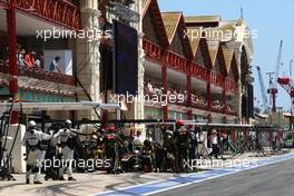 26.06.2011 Valencia, Spain, Vitaly Petrov (RUS), Lotus Renault GP pit stop - Formula 1 World Championship, Rd 08, European Grand Prix, Sunday Race