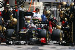 26.06.2011 Valencia, Spain,  Vitaly Petrov (RUS), Lotus Renault GP pit stop - Formula 1 World Championship, Rd 08, European Grand Prix, Sunday Race
