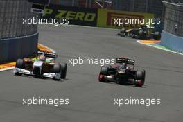 26.06.2011 Valencia, Spain,  Adrian Sutil (GER), Force India and Nick Heidfeld (GER), Lotus Renault F1 Team  - Formula 1 World Championship, Rd 08, European Grand Prix, Sunday Race